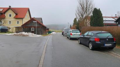 Bild: bsc
Eng geht es oft wegen parkender Autos im Weißensteiner Weg im Friedenfelser Ortsteil Frauenreuth zu. Im Bild die Straße bei der Abzweigung Voglherdweg (links).