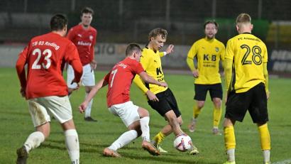 Archivbild: Hubert Ziegler
Noah Majdic (Dritter von rechts) und seine Teamkollegen vom FC Amberg testen gegen den SV Inter Bergsteig Amberg – in Weiden.