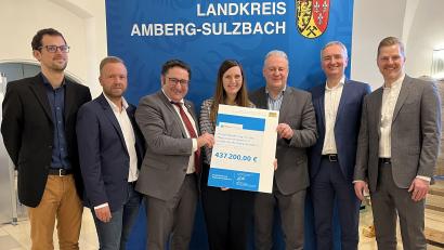 Bild: Christine Hollederer
Den Förderbescheid überreicht (von links): Alexander Bock (Regierung der Oberpfalz), Landtagsabgeordneter Bernhard Heinisch, Staatssekretär Tobias Gotthardt, Regionalmanagerin Katharina Schenk, Landrat Richard Reisinger, Landtagsabgeordneter Harald Schwartz und Niklas Scheder (Wirtschaftsministerium).