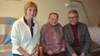 Bild: jr
Jubilarin Ernestine Panhans freute sich über die Glückwünsche von Bürgermeister Franz Stahl und Altenpflegerin Natalia Formenko.