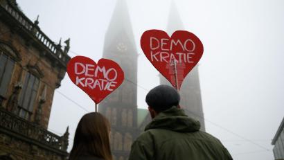 Symbolbild: Izabela Mittwollen/dpa
Junge Menschen demonstrieren mit Herzschildern mit der Aufschrift "Demokratie". Beim Generation-Z-Day am 14. Februar in Amberg ist unter anderem das Thema "Demokratie in Gefahr: Beeinflussen Desinformation unsere Wahlen?" ein Schwerpunkt.