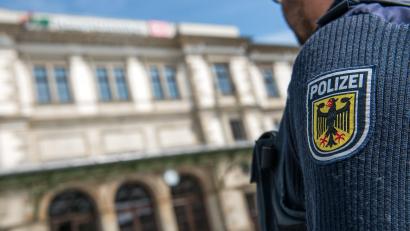 Bild: Bundespolizei / exb
Die Bundespolizei Waidhaus nahm am Weidener Bahnhof einen gesuchten Straftäter fest.