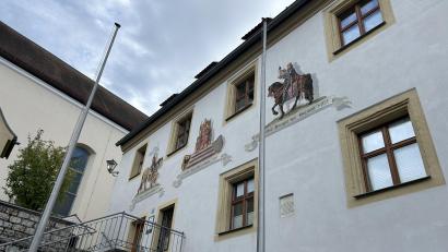 Bild: Andreas Royer [
Der Markt Lauterhofen im Landkreis Neumarkt befand sich um 1100 im Besitz der Grafen von Sulzbach. Davon zeugt eine Abbildung von Berengar I. (rechts) an der Fassade des Rathauses in Lauterhofen. Daneben sind Kaiser Karl der Große und Seyfried Schweppermann abgebildet.