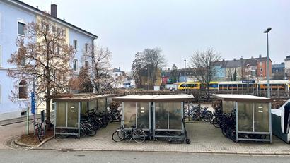 Bild: Gabi Schönberger
Der Parkplatz für Fahrräder am Weidener Bahnhof ist in die Jahre gekommen und bietet schon lange nicht mehr genügend Platz. Die Stadt wünscht sich eine Lösung, scheiterte aber bislang in den Verhandlungen mit der Deutschen Bahn.