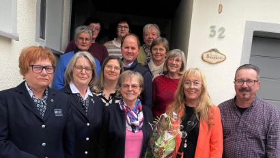 Bild: Diana Bäumler/exb
Dem Geburtstagskind Barbara Barbara Bäumler (vorne Mitte) gratulieren Anna Höfler und Hilde Maderer vom VdK, Karin Schindler und Herbert Suttner vom VdK-Kreisverband, Pastoralreferentin Susanne Albang, Pfarrer Stefan Wagner und Vertreter vom Seniorenkreis der Pfarrei St. Josef.