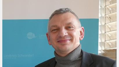 Bild: Laura Kohl/Landratsamt Schwandorf/exb
Gewinnerin Angelika Hirmer erhält den von Lukas Obendorfer (Zweiter von rechts) gestifteten Gutschein für einen Wellnesstag. Manuel Lischka (rechts) vom Partnerverein und Christian Meyer vom Landratsamt (links) gratulieren zum Gewinn der Landkreis-Rallye.