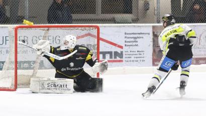Bild: Roland Halmel
Ein ganz wichtiges Tor: Brandon Walkom trifft hier zum 3:4 für den ERSC. Am Ende siegen die Amberger noch mit 6:4 im ersten Spiel der Abstiegsrunde in Schongau.