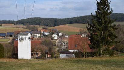 Bild: bnr
Im Bereich der Ortschaft Schirmdorf rollen noch in diesem Jahr die Baumaschinen an. Im ersten Schritt wird die Gemeindeverbindungsstraße nach Unterkatzbach saniert. Weiterhin ist ein Flurneuordnungsverfahren für die Grundstücke nördlich der Ortschaft angeordnet.