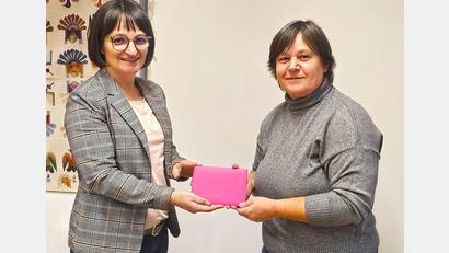 Bild: Karl Rühl
Lisa Rauh (rechts) spendet zu ihrem 60. Geburtstag an die Diakonie Weiden.