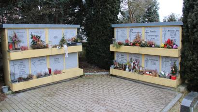 Bild: prh
Die beiden alten Urnenwände neben dem Leichenhaus auf dem Plößberger Friedhof sollen nach Ablauf der Ruhefristen, die nach dem 1. Januar 2026 nicht mehr verlängert werden, zurückgebaut werden.