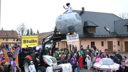 Archivbild: Hirsch
"Wir heben ab", verkündet die Faschingsgesellschaft von Stulln hier beim Umzug 2024. Eine Reihe von Vorschriften sorgt allerdings dafür, dass auch 2025 mancher Narr auf dem Boden bleibt.