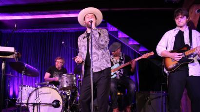 Bild: prh
Der charismatische Sänger und Blusharpspieler San2 begeistert mit seiner Band "Soul Patrol" am Schafferhof mit einem mitreißenden Blues- und Soulkonzert.