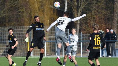 Bild: Büttner
Stefan Pühler (Nummer 66) beim Kopfball: Die SpVgg SV weiden verlor gegen die SpVgg Bayreuth mit 0:4.