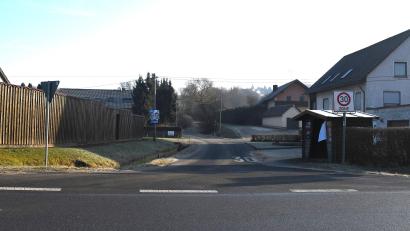 Bild: sche
Die bisherige Einfahrt von Greßmühle in die Kreisstraße AS30 wird künftig nur noch ein Fußweg sein. Eine neue Verkehrsanbindung wird im Zuge der Dorferneuerung gebaut.