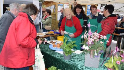 Archivbild: hdk
Der Gartenbauverein bringt sich ins gesellschaftliche Leben in Königstein ein, zum Beispiel mit einem Stand beim „Markt der Genüsse“.