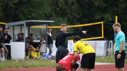 Bild: Dieter Jäschke
Martin Schuster (Mitte) gibt auch kommende Saison die Kommandos auf der Bank der SpVgg Vohenstrauß. Seit gut einer Woche läuft das Training wieder.