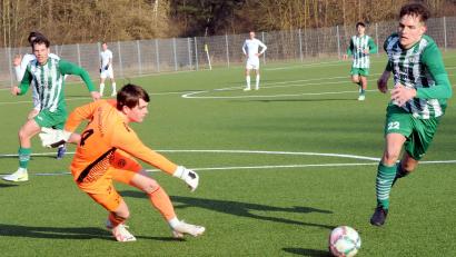 Bild: heh
Der Mitterteicher Nicolai Wagner (rechts) auf dem Weg zum 2:0. Gebenbachs Keeper Christoph Lindner war am Ende geschlagen.