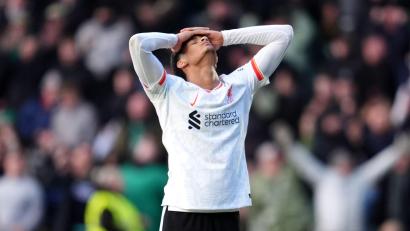 Bild: Adam Davy/PA Wire/dpa
Kann die Niederlage nicht fassen: Liverpools Jarell Quansah.