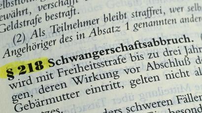 Bild: Bernd Weißbrod/dpa
Der Paragraf 218 im Strafgesetzbuch regelt bislang die Strafbarkeit von Schwangerschaftsabbrüchen.