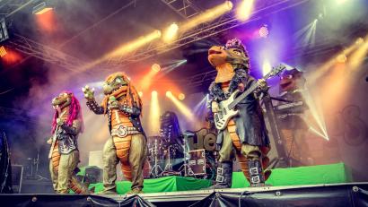 Bild: Sony Music
"Heavysaurus" live on stage.