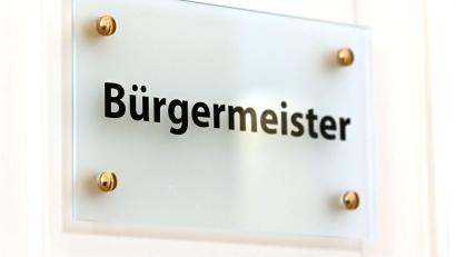 Symbolbild: dpa
Im März 2026 sind Kommunalwahlen in Bayern. Oberpfalz-Medien fragt nach, welche Bürgermeister im Oberviechtacher und Schönseer Land ihr Büro im Rathaus behalten wollen.