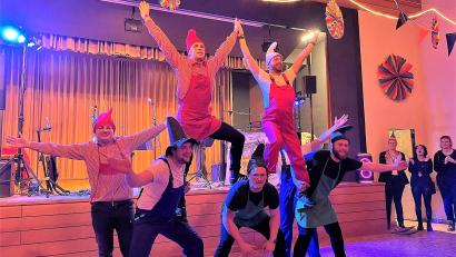 Bild: Nuno Morgado
Das Männerballett (Rußweiber) aus Eschenbach hatte einen "zwergenhaften Auftritt" beim Grafenwöhrer Kolpingsball.