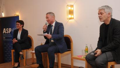 Bild: ge
Angeregt diskutieren Bundestagsabgeordnete Susanne Hierl, Landtagsabgeordneter Harald Schwartz und Professor Dr. Carlo Masala (von links) auf dem Podium mit den Besuchern.