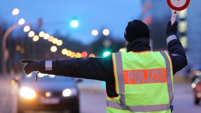 Symbolbild: Bernd Wüstneck/dpa
Einen mit zwei jungen Männern besetzten BMW schauten sich Verkehrspolzisten an der Autobahn-Raststätte Oberpfälzer Alb näher an.