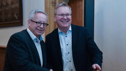 Bild: Stephan Huber
Dr. Fabian Kern (links) ist der alte und neue Referent für Kultur, Sport und Schulen der Stadt Amberg. Oberbürgermeister Michael Cerny (rechts) gratuliert.