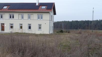 Bild: Houschka
Vor dem ehedem verwahrlosten und dann von privater Seite aus sanierten Bahnhof Freihöls (links im Bild) liegt ein Grundstück, das der Gemeinde Fensterbach gehört. Sie möchte darauf einen Kinderspielplatz errichten und stößt bei der Bahn auf Ablehnung.