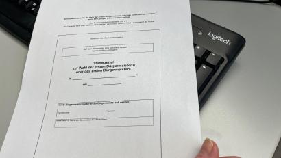 Bild: ihl
Ein Stimmzettelmuster für die Urwahl, wie sie am 23. Februar in Schwarzach stattfindet. Der Originalstimmzettel ist dann in einem grünlichen Farbton gehalten, enthält das Gemeindesiegel, den Namen Schwarzach bei Nabburg und das Datum 23. Februar.