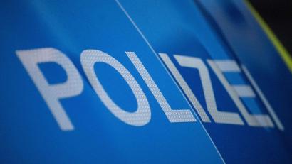 Symbolbild: Marijan Murat/dpa
Die Polizei Neustadt findet dank Zeugenaussagen einen 92-jährigen der Unfallflucht begangen hat.