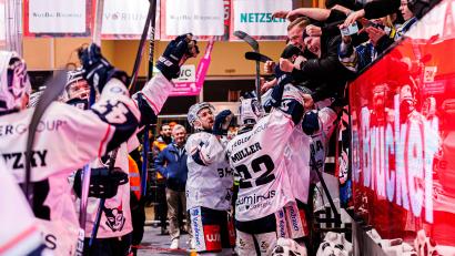 Bild: Werner Moller
In Selb bejubelten die Spieler der Blue Devils den Derbysieg gemeinsam mit ihren Fans.