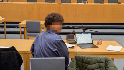 Bild: Wolfgang Würth
Der 20-jährige Angeklagte wartet in der Kleidung des Untersuchungsgefängnis auf den Beginn der Verhandlung und seine neue Verteidigerin.