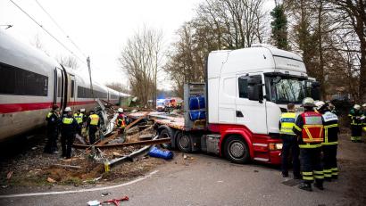Bild: Daniel Bockwoldt/dpa
Ein Toter und elf Verletzte - das ist Bilanz des schweren Zugunglücks an der Stadtgrenze von Hamburg.