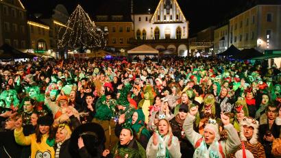 Archivbild: Petra Hartl
Zur Hexennacht am Weiberfasching ist der Marktplatz in Amberg jedes Jahr voll.