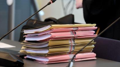 Symbolbild: Bernd Wüstneck/dpa
Das Landgericht Amberg beschäftigt nun der Fall einer 19-Jährigen, die tot in einer Regensburger Tiefgarage gefunden wurde.