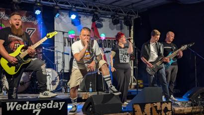 Archivbild: Kristin Winderl
Die Band Wednesday 7, hier bei einem Auftritt in Pertolzhofen, hat schon mal einen Auftritt im Münchner Hard Rock Café hingelegt. Schlagzeuger Dominik Roßmeisl könnte sich vorstellen, dass die Live-Musik auch gut die Wirtshaus-Szene im Landkreis Schwandorf bereichern könnte.