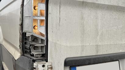 Bild: Polizei Burglengenfeld/exb
Der gestoppte Transporter weist erhebliche Schäden auf. Ein Weiterbetrieb wurde von der Polizei untersagt.