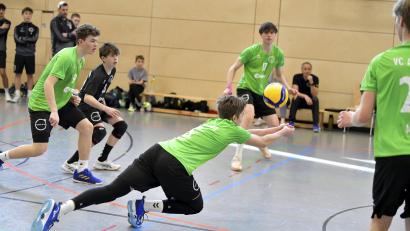 Bild: Hubert Ziegler
Lukas Franz (Mitte) und die U18-Volleyballer des VC/DJK Amberg waren bei der nordbayerischen Meisterschaft nicht zu bezwingen und gaben nicht einen Satz ab.