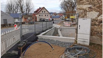 Bild: Portner
Bei der Ertüchtigung des Straßenuntergrunds bei der Einmündung der Freyung in die Weidinger Straße ist die marode Mauer beim CeBB verschwunden. Die neue Betonmauer wird noch mit Granitstein verblendet, außerdem gibt es ein Geländer.