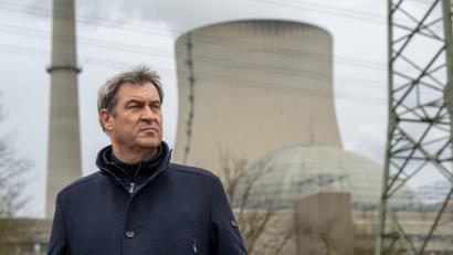 Bild: Peter Kneffel/dpa
Die Reaktivierung der 2023 im Zuge des deutschen Atomausstiegs abgeschalteten Meiler sei in diesem und im nächsten Jahr jederzeit noch möglich, sagt Markus Söder. (Archivbild)