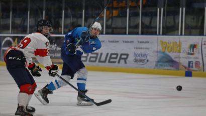 Archivbild: Dieter Jäschke
Theo Schärdel (rechts) und die U20-Junioren des 1. EV Weiden kassierten gegen Selb eine Niederlage im Penaltyschießen.