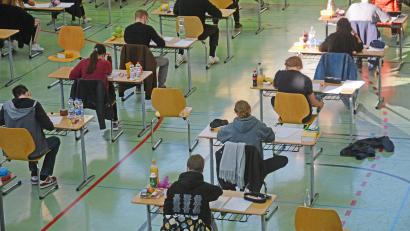 Archivbild: Gabi Schönberger
Vieles ist anders beim Abiturjahrgang 2025. Gleich bleibt aber, dass auch in diesem Frühjahr Schülerinnen und Schüler in der Turnhalle des Gymnasiums Neustadt ihre Prüfungen schreiben werden.