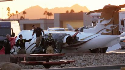 Bild: Ross D. Franklin/AP/dpa
Am Flughafen Scottsdale hat ein Privatjet ein parkendes Flugzeug gerammt.