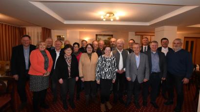 Bild: nag
Der Vorstand des neuen Ortsverbandes der Senioren-Union (von links): Martin Meier, Ursula Frohmann, Landrat Richard Reisinger, Bürgermeister Marcus Eichenmüller, Helmut Fischer, Kreisvorsitzender der Senioren-Union, Elli Schulze, Gabi Bauer, Peter Leitsoni, Martha Herdey, Hans-Jürgen Schönberger, Josef Meier, Bärbel Birner, Herbert Rauch, Fredi Weiß, Fritz Bayer, Vorsitzender Werner Schulz, CSU-Kreisvorsitzender und MdL Harald Schwartz, die CSU-Ortsvorsitzenden Martin Merkl und Thomas Hottner, sowie Franz Birner.