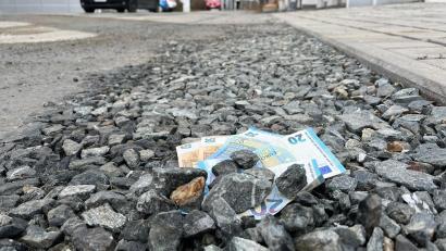 Bild: Gabi Schönberger
Würden die 472.000 Euro, die im Haushalt der Stadt Neustadt für die Sanierung der Heideckerstraße vorgesehen sind, auf dem Boden liegen, würden sie die Schäden wohl komplett verdecken.