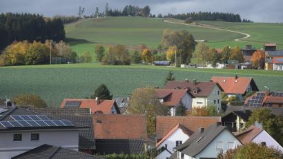 Bild: fz
Vorne Döltsch, dann Kirchendemenreuth und dahinter der Vogelberg, auf den ein geschwungener Sandweg führt. Oben ist ein Ferienhausgebiet in Planung.