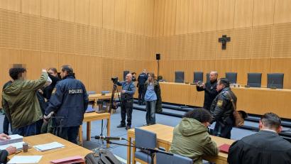 Bild: Wolfgang Würth
Kurze Aufregung vor Prozessbeginn am Dienstag. Einer der beiden Angeklagten protestiert heftig gegen die anwesenden Journalisten, die Fotos und Filmaufnahmen gemacht haben.