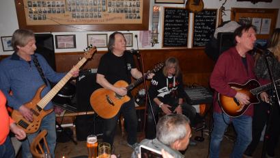 Bild: hdk
Bei ihrem Debüt-Auftritt in der Oberpfalz kommt die Nürnberger Boomtown Blues Band in Königstein gut an.